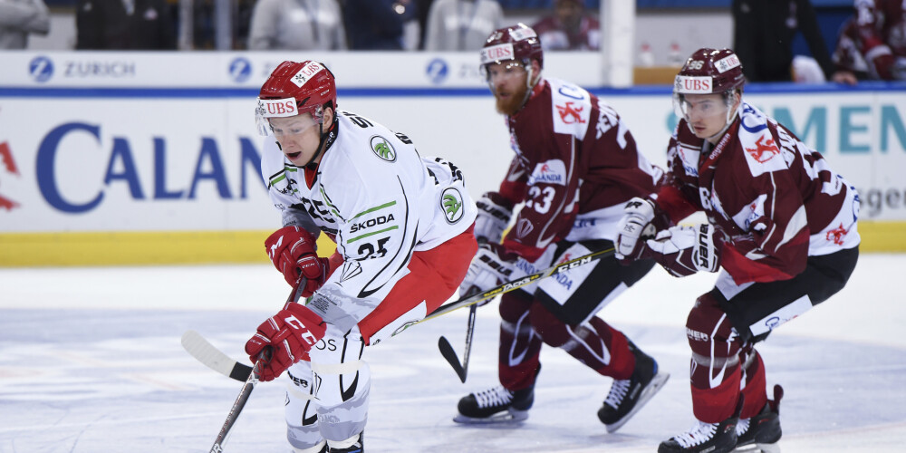 Aleksandrs Jerofejevs un Māris Bičevskis cenšas panākt Andri Džeriņu.