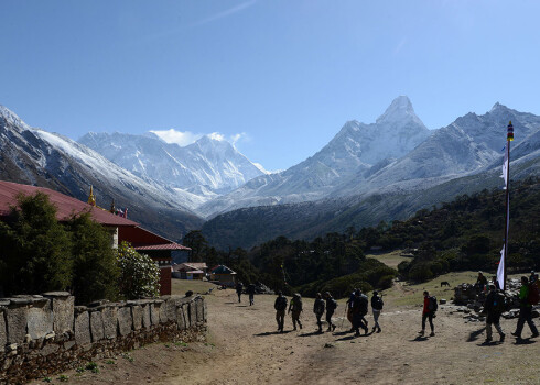 Alpīnisti ceļā uz Everestu.