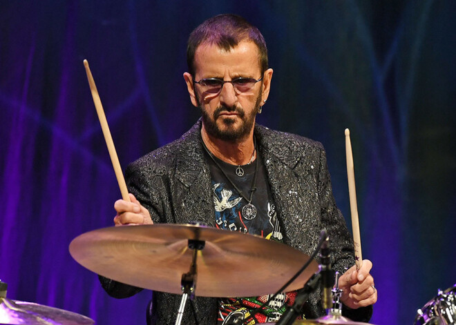 Ringo Stāram un Barijam Gibam piešķirts bruņinieka tituls