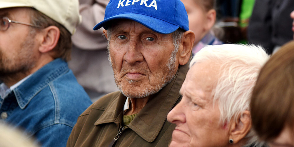 Vīrietis ar cepuri.