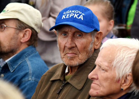 Vīrietis ar cepuri.
