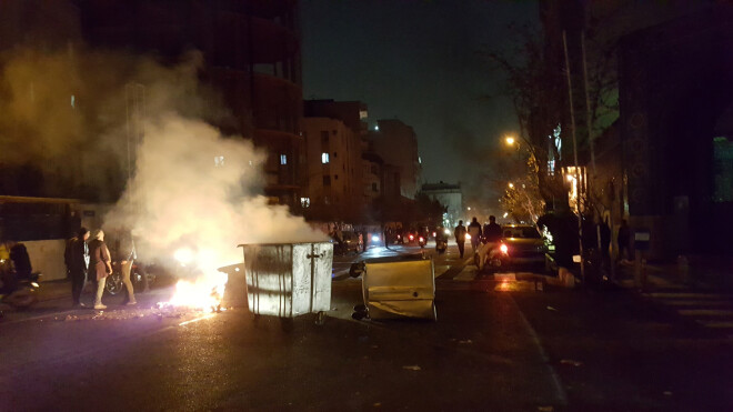 Demonstranti sestdien uzbruka pašvaldības ēkai galvaspilsētā Teherānā, apgāza policijas automobili un dedzināja Irānas karogu, neraugoties uz valdības brīdinājumiem nepiedalīties "nelikumīgos saietos".