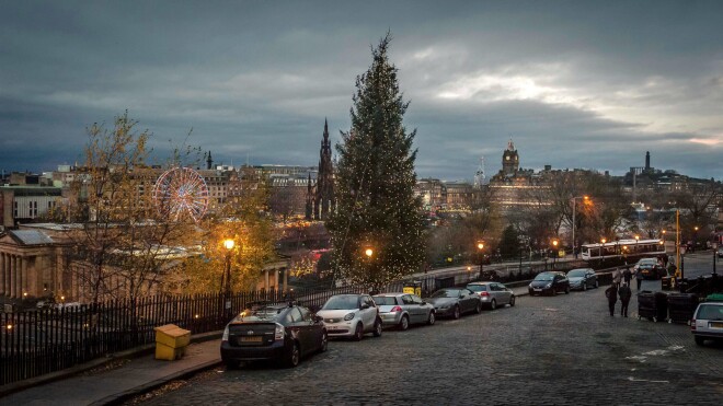 Edinburga Ziemassvētku laikā pārvērtusies par īstu pasaku pilsētu.