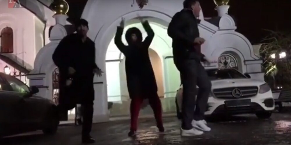 Ксения Собчак станцевала с бутылкой у храма в стиле Pussy Riot