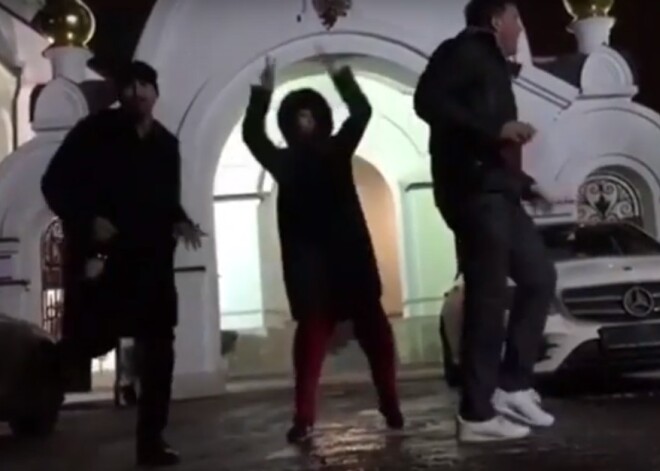 Ксения Собчак станцевала с бутылкой у храма в стиле Pussy Riot