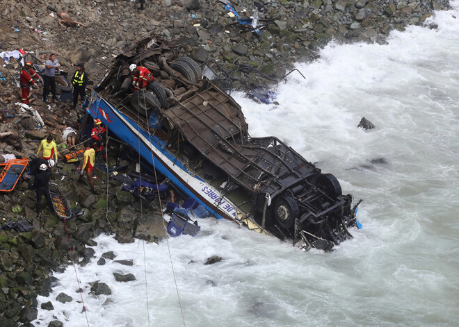 Traģiska avārija Peru "velna līkumā": autobuss nogāžas no 100 metrus augstas klints