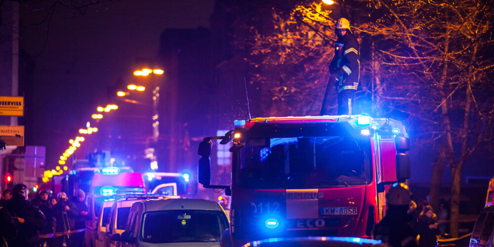 Вчера вечером в центре Риги загорелось здание полиции: возможен злой умысел