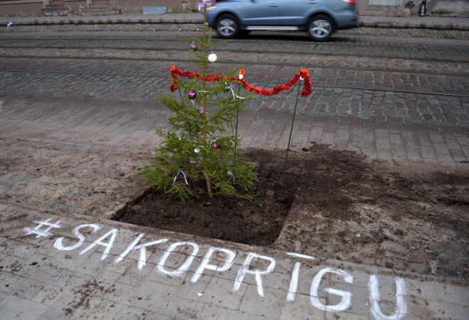 Organizācijas "Riga Tactical Urbanists" aktīvistu aizsāktā akcija #SAKOPRĪGU. Tukšajos melnzemes kvadrātos Krišjāņa Barona ielā, starp Artilērijas un Lielgabala ielām tika ievietotas svētku eglītes.