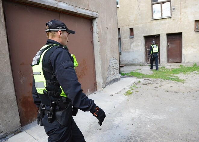 11 nepilngadīgie, pārdzēries tēvs, 2 pusaudži meklēšanā: policija Jaungada naktī piedzīvo filmu cienīgu sižetu Āgenskalnā