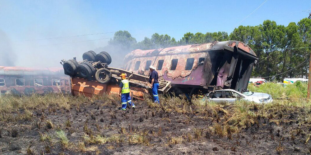Pārgalvīga šofera izraisītā dzelzceļa katastrofā Dienvidāfrikā 12 bojāgājušie un 260 ievainotie