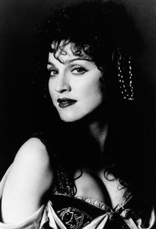 1992. gads. Dziedātāja izlaiž savu piekto studijas albumu – Erotica.