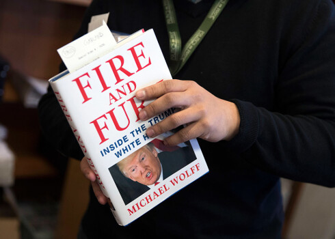 Grāmatas izdevēji apgalvo, ka "Fire and Fury: Inside the Trump White House" balstīta uz vairāk nekā 200 intervijām.