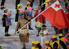 Tongas sportists atklāšanas ceremonijā, nesot savas valsts karogu.