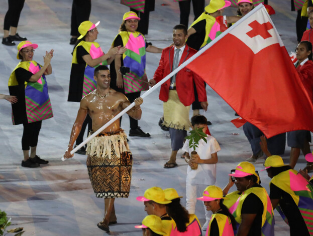 Tongas sportists atklāšanas ceremonijā, nesot savas valsts karogu.