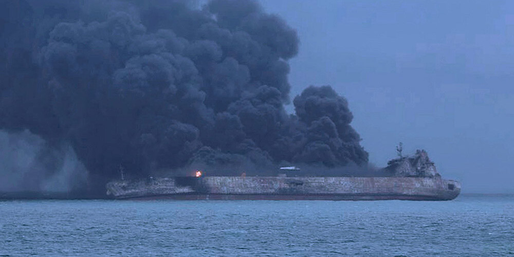 Pastāv ekoloģiskās katastrofas risks, jo Ķīnas piekrastē avarējušais tankkuģis var eksplodēt
