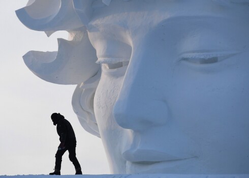 Ķīna pārsteidz ar fantastiskiem skatiem: atklāts pasaulē lielākais ikgadējais ledus skulptūru festivāls