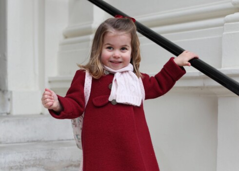 Princese Šarlote uzsmaida mammai hercogienei Ketrīnai, kura fotogrāfijās iemūžinājusi meitas pirmo bērnudārza dienu.