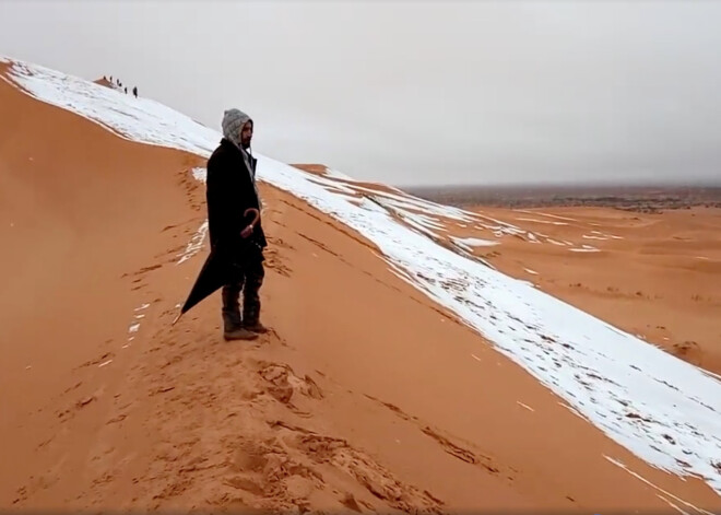 Daba atkal pārsteidz: Sahāras tuksnesī uzsnidzis sniegs