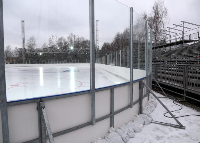 Rīgas domes Sporta kompleksā rit hokeja laukuma sagatavošanas darbi Kontinentālās hokeja līgas Latvijas simtgadei veltītai spēlei "Winter Classic", kas notiks 20. janvārī zem klajas debess starp hokeja klubiem Rīgas "Dinamo" un Minskas "Dinamo".