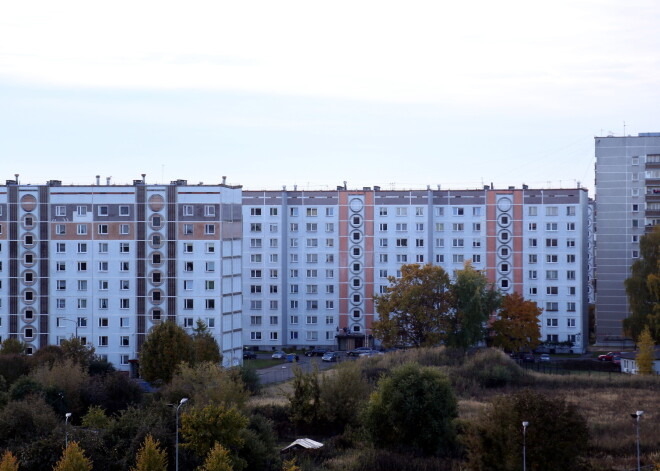 Dzīvokļu īpašnieki Rīgā saņēmuši piedāvājumu izpirkt zemi zem savām mājām. Ko tas nozīmē?