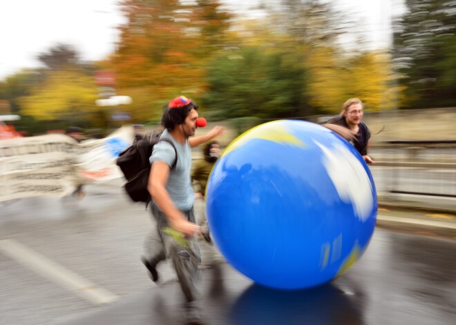Pasaules Banka pirmo reizi vairākos gados palielina globālās ekonomikas izaugsmes prognozes