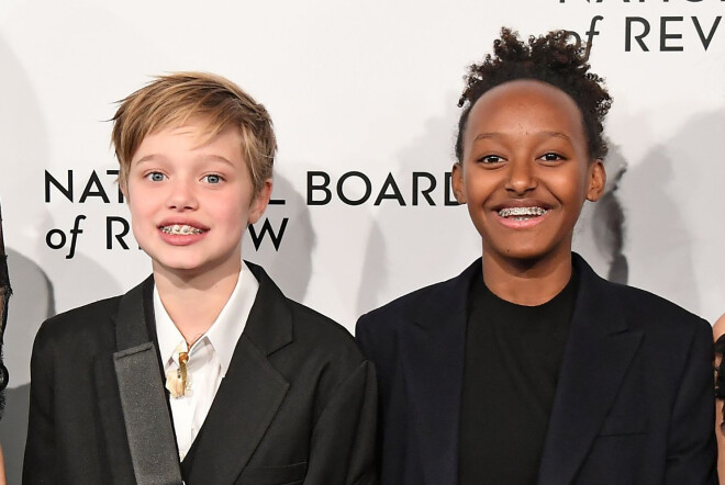 Andželinas Džolijas vecākās meitas Šilo un Zahara šobrīd nēsā stilīgas zobu breketes. Pēc to noņemšanas meitenes varēs lepoties ar nevainojami taisnu zobu rindu un smaidīt īstenu Holivudas smaidu.