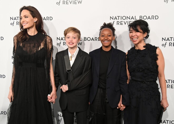 Džolijas meita lauzusi roku, braucot ar sniega dēli