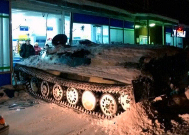 Vīrietis Krievijā ar nolaupītu bruņutransportieri iebrauc veikalā, lai nozagtu vīna pudeli