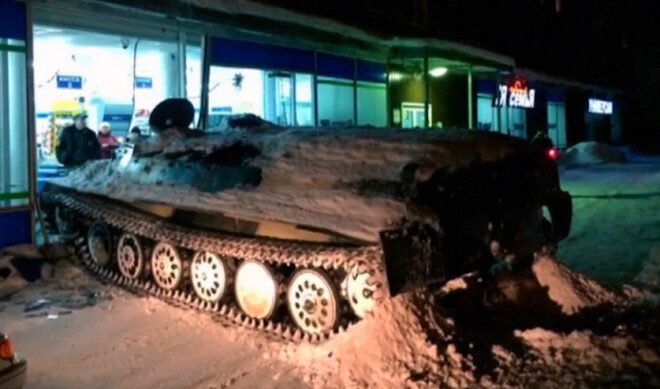 Vīrieša sabojātais veikala logs un nozagtais bruņutransportieris.