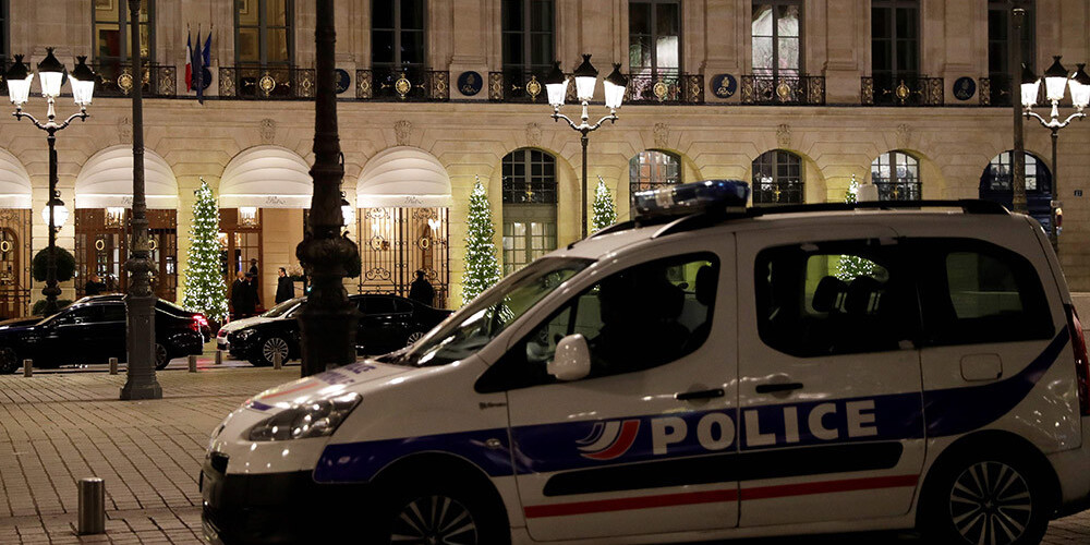 Bruņoti laupītāji no "Ritz" viesnīcas Parīzē nolaupa miljonus