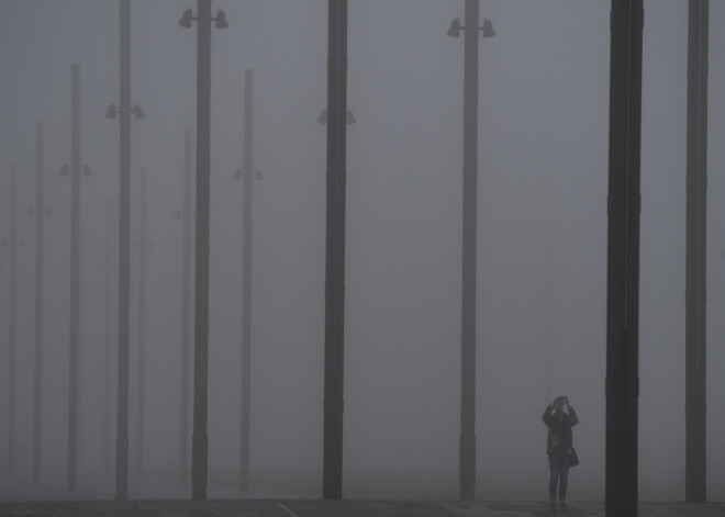 Foto: Ziemeļīriju “apēdusi” super bieza migla