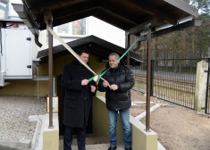 Vides aizsardzības un reģionālās attīstības ministrs Kaspars Gerhards un bijušais Rīgas Nacionālā zooloģiskā dārza valdes priekšsēdētājs Rolands Greiziņš atklāj karantīnas bloku.