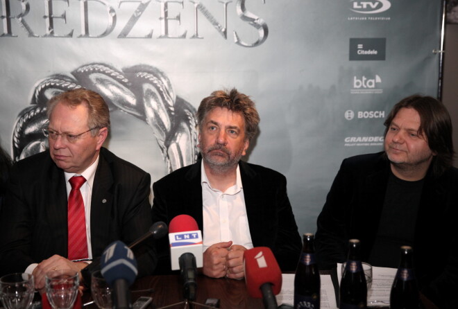 SIA "Latvijas mobilais telefons" prezidents Juris Binde (no kreisās), producents Andrejs Ēķis un režisors Aigars Grauba piedalās preses konferencē par filmu "Nameja Gredzens".