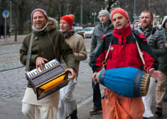 Starptautiskā Krišnas apziņas biedrības Rīgas draudzes biedri savā regulārajā gājienā pa Rīgas centra ielām. Savas himnas dziedājuma iekrāsošanai tiek izmantoti arī mūzikas instrumenti, tostarp akordeons un perkusijas.