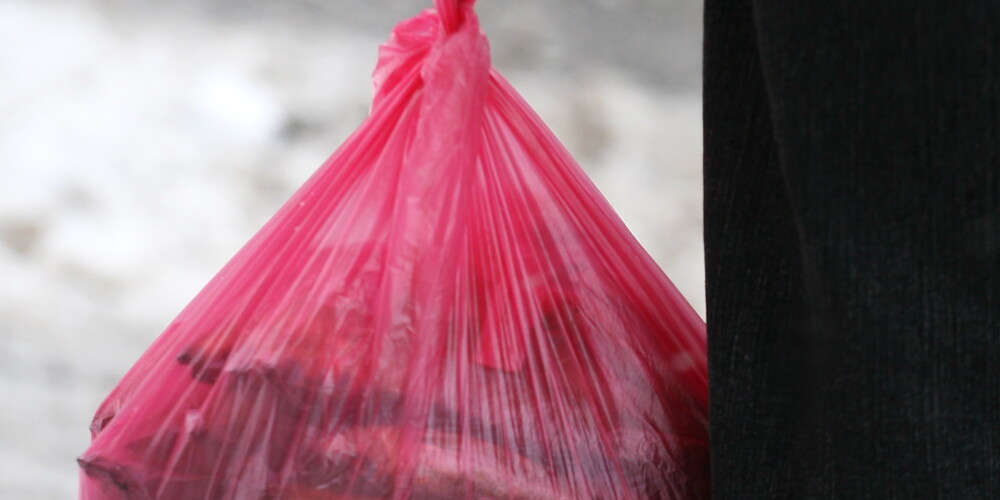 Plastmasas maisiņu izsniegšanas ierobežojumi veikalos. Kā tas notiks?