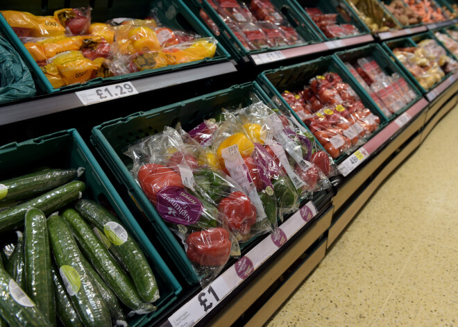 Šokējošs skats Londonas veikalu plauktos – tur ietīts plastmasā ir katrs nieks. FOTO