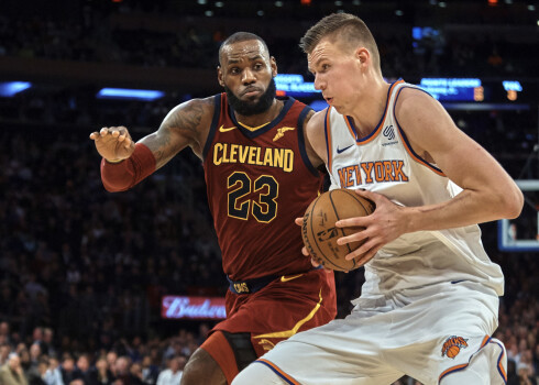 Kristaps Porziņģis caurgājienā pret NBA šā brīža populārāko spēlētāju Lebronu Džeimsu.