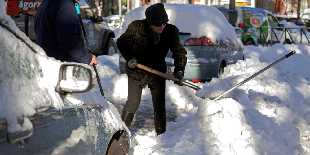 Sniegs un aukstums ne tikai ASV: saulainā Spānija cīnās ar superbiezu sniega segu