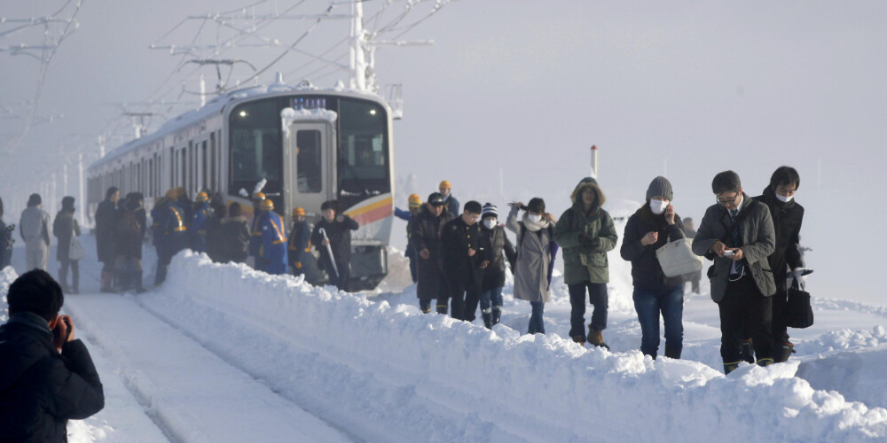 В Японии из-за сильного снегопада более 400 человек провели ночь в поезде