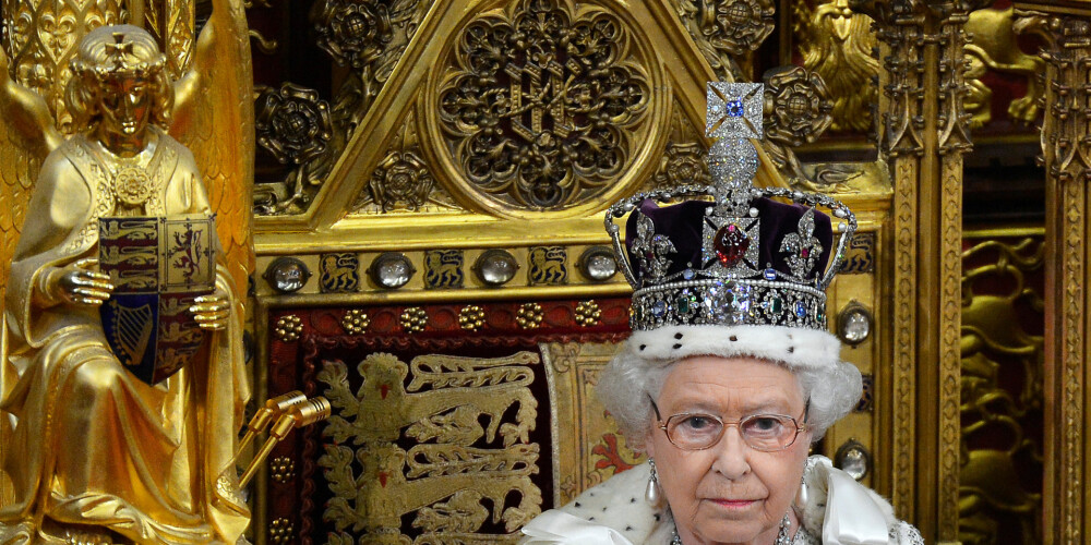 Елизавета II пожаловалась на свою корону: «Она очень неудобная и тяжелая»