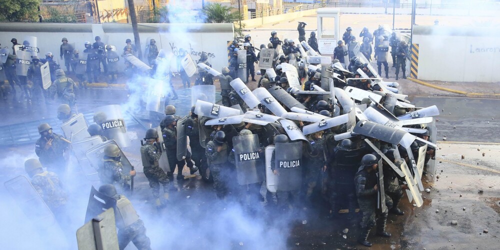 Hondurasā protesti pret prezidenta vēlēšanu rezultātiem pāraug vardarbībā
