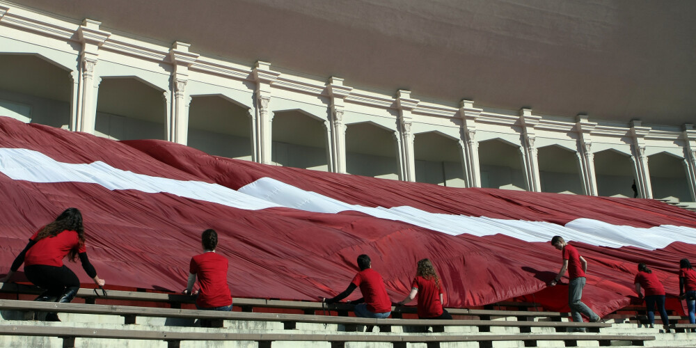 Uzņēmums Tukumā pošas uzšūt pasaulē lielāko Latvijas karogu