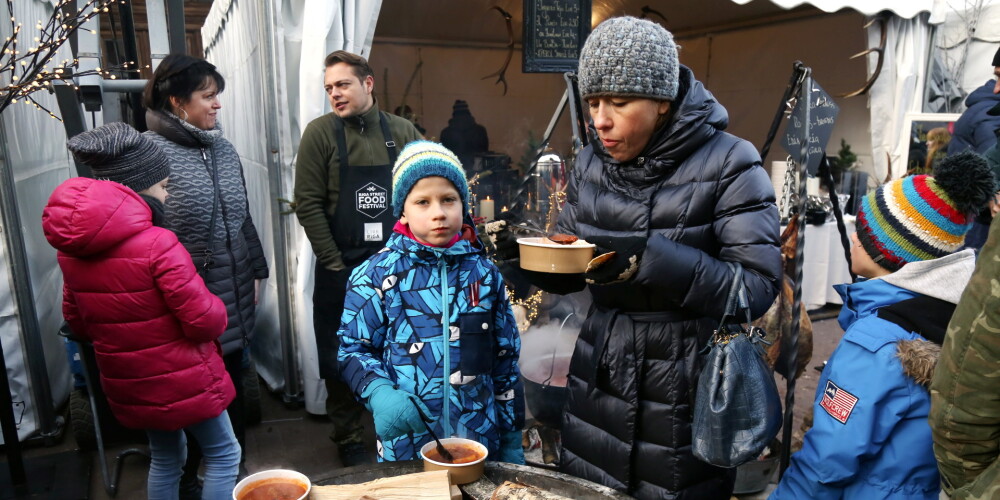 Kailsals netraucē simtiem cilvēku papusdienot ārā: aizvadīts "Riga Street Food" festivāls