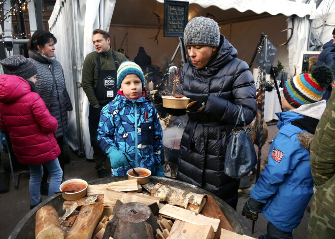 Kailsals netraucē simtiem cilvēku papusdienot ārā: aizvadīts "Riga Street Food" festivāls