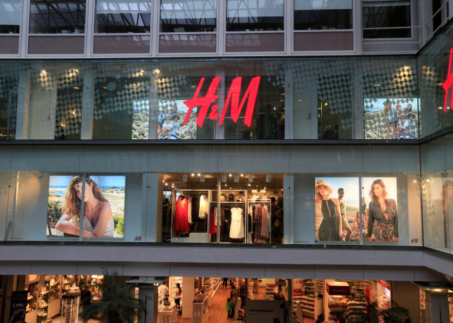 Populārie veikali “H&M” iekuļas rasisma skandālā pēc reklāmas ar melnādainu puisīti