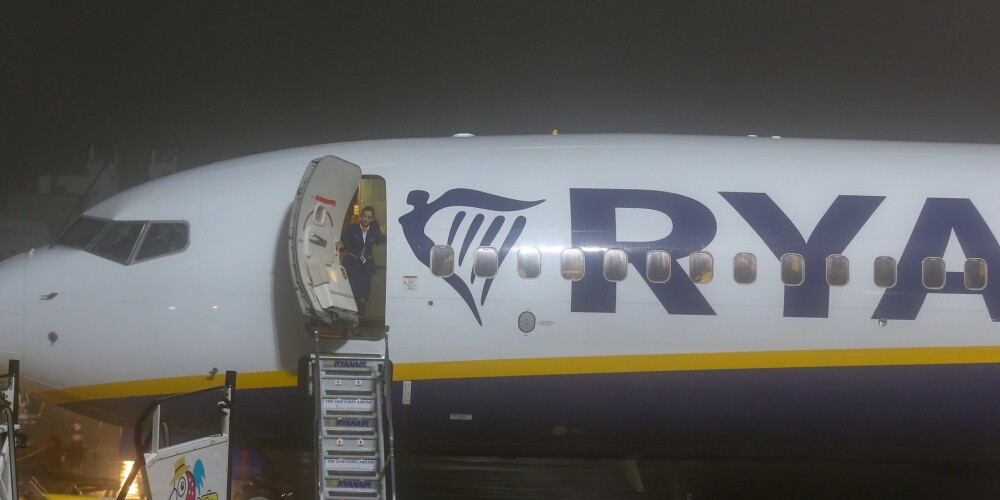 "Ryanair" pasažieri pikti jauno rokas bagāžas noteikumu dēļ