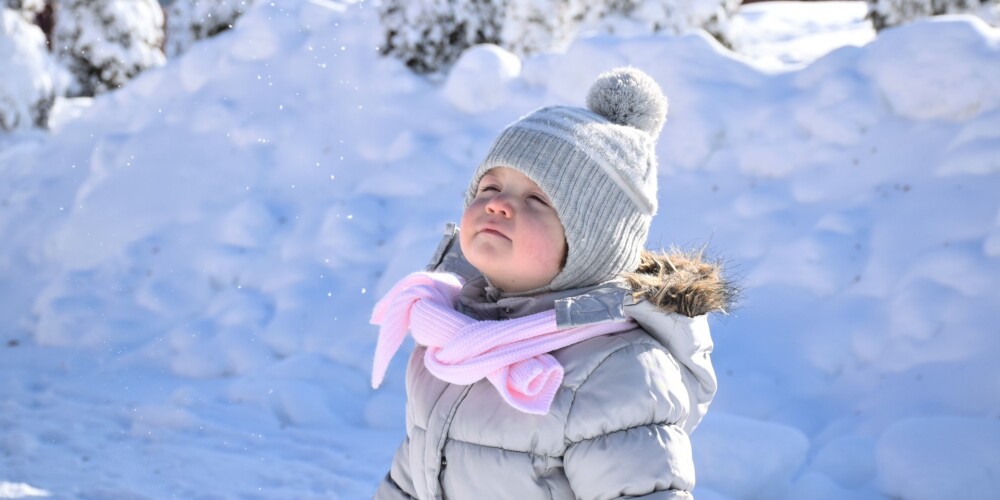 Kas jāņem vērā, lai aukstajā laikā nosargātu bērnu no pārsalšanas