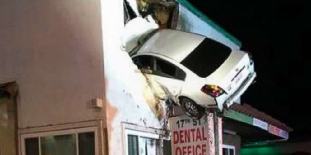 Acīmredzamais neticamais! Automašīna iesprūst zobārstniecības ēkas otrā stāva logā