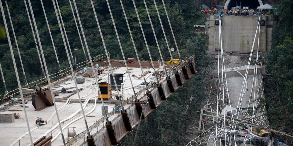 Kolumbijā pārlūzis 280 metru augsts tilts; desmit strādnieki nositušies kritienā