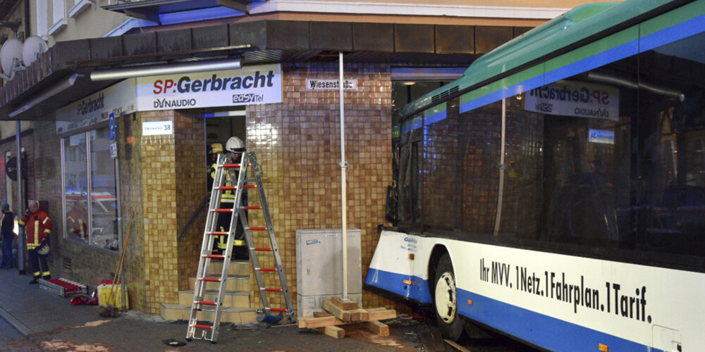 В Германии автобус со школьниками врезался в жилой дом